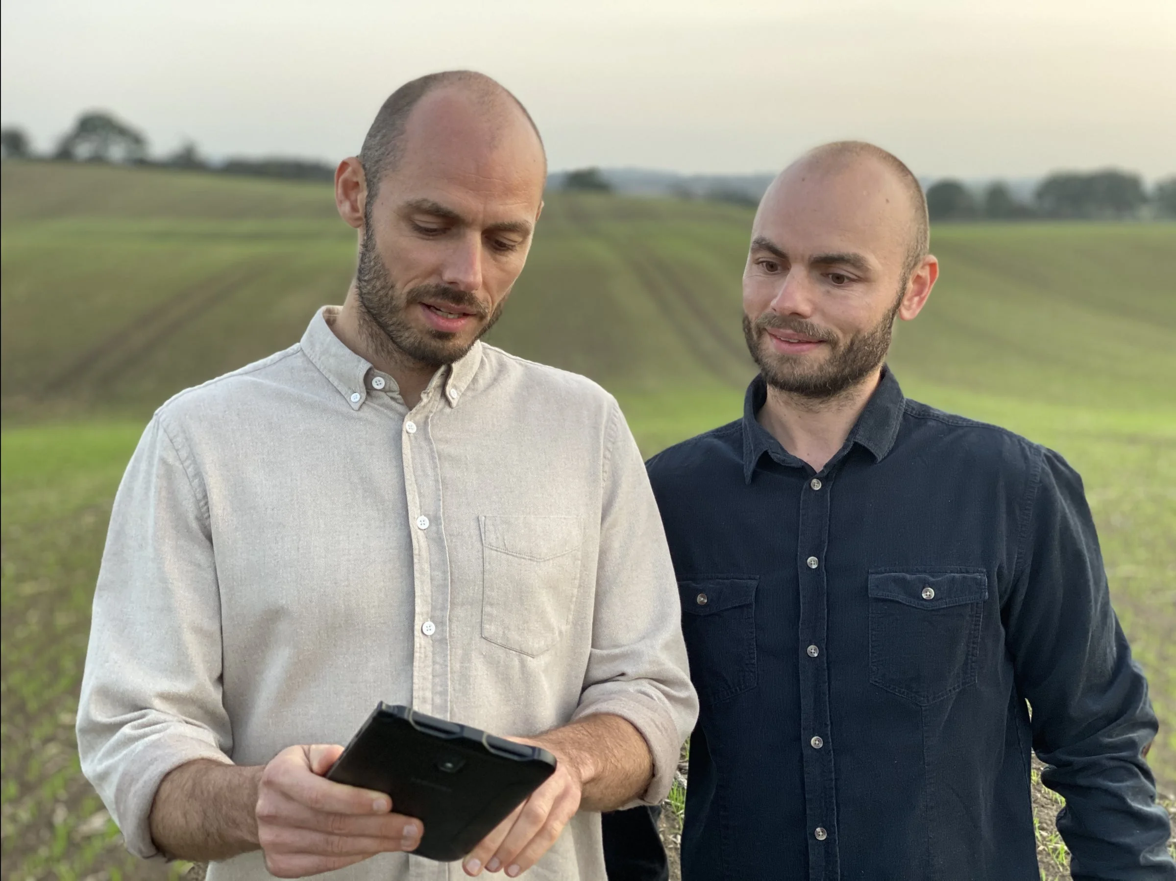 Udviklerne af FarmBackup Task, brødrene Anders og Søren Knudsen, ser et klart potentiale i at digitalisere landbruget. De mener, at der både er tid og penge at spare ved at konsolidere data i en app. Foto: FarmBackup