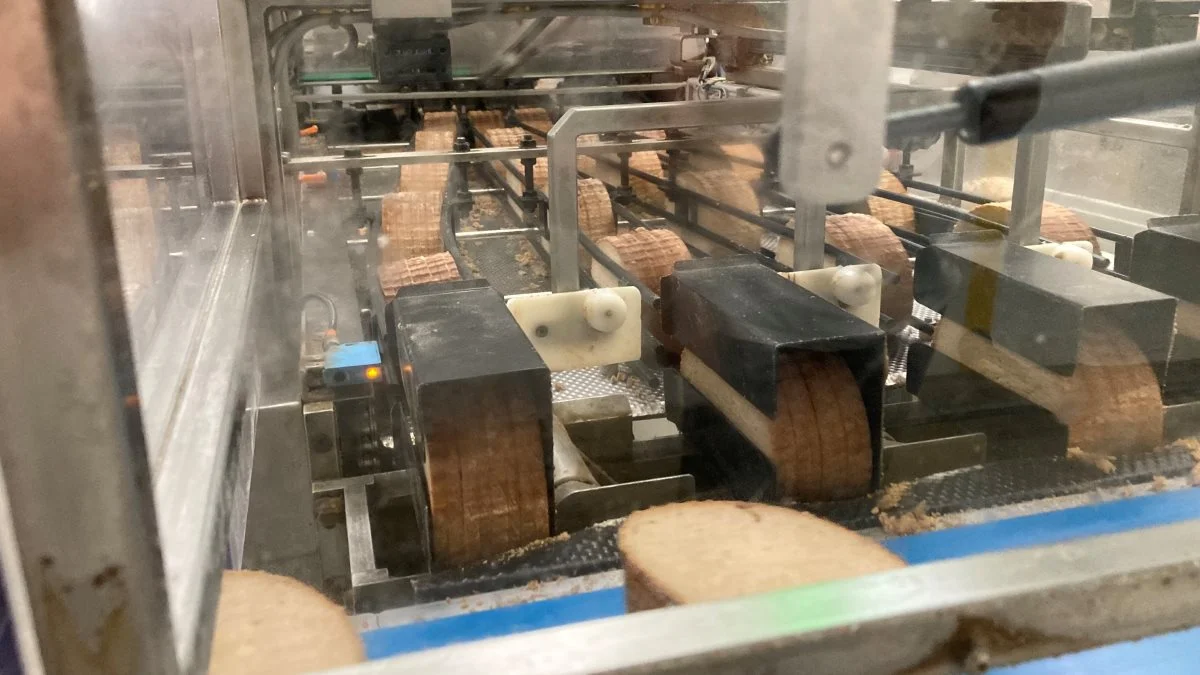 - Vi anvender jo på ingen måde konserveringsmidler i vores produkter, som kan hæmme skimmelvækst, og derfor er det jo et naturligt produkt, vi har med at gøre, siger Dorte Haabegaard, central quality manager i Schulstad. Foto: Kuatro Group