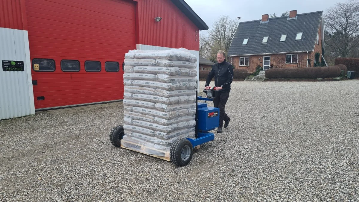 Når man får leveret varer fra Roskilde Brændesalg, foregår det med denne palleflytter, der som billedet viser, er særdeles terrængående. Her er det Claus Beske, der kører den. Foto: Henning K. Andersen