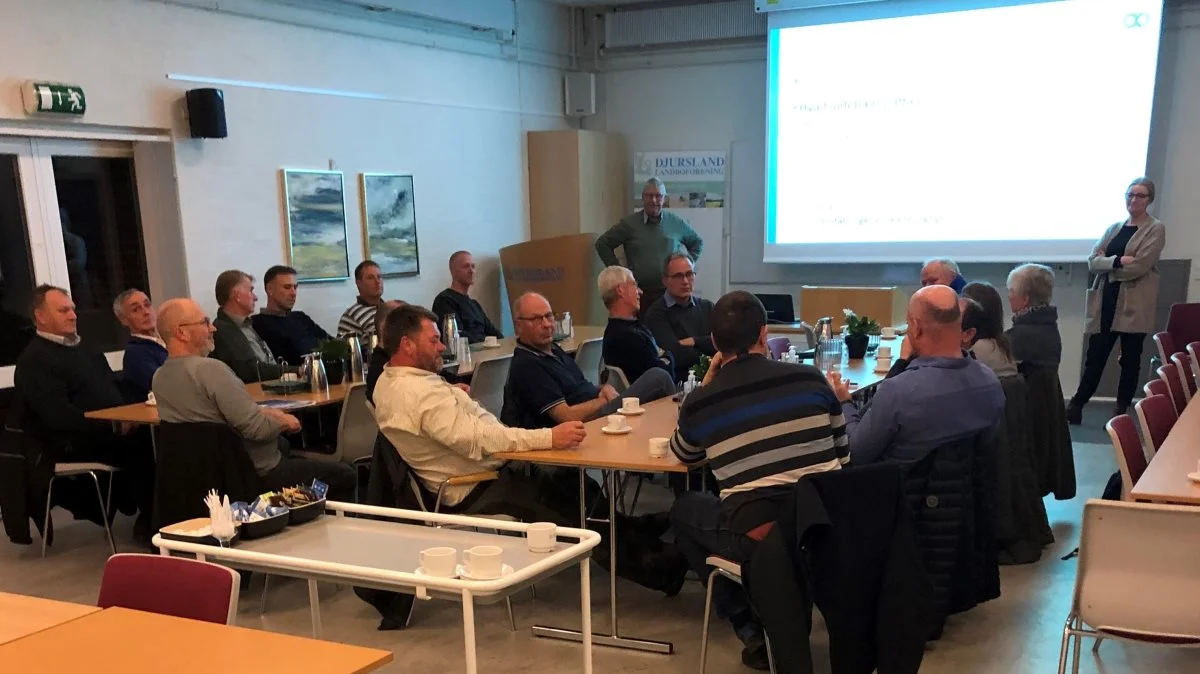 En stor gruppe landmænd var samlet til informationsmøde om den nye kabelforbindelse, som Netselskabet N1 vil etablere mellem Moselund og Holbæk på Djursland. Foto Djursland Landboforening