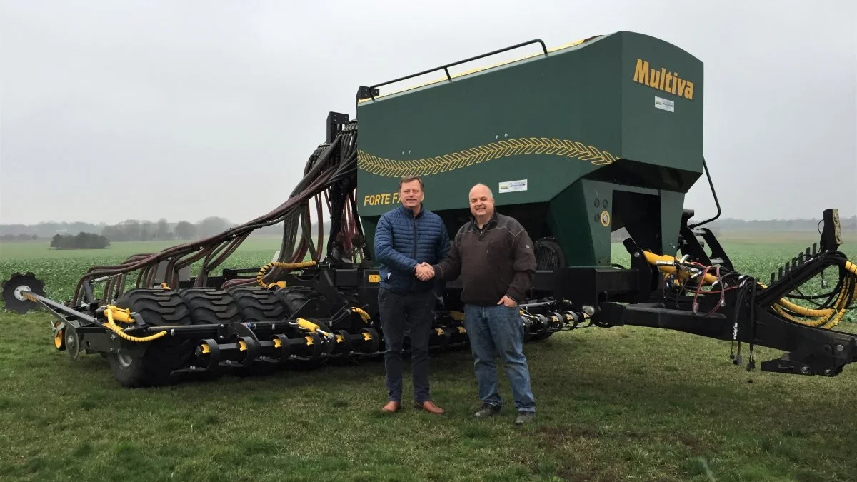 Den første Multiva Forte FX 6000-såmakine er netop blevet leveret til planteavler Hans Christian Jensen (th.), der her ses sammen med maskinhandler Ole Hedeman,  forhandler af maskinprogrammet fra Multiva.