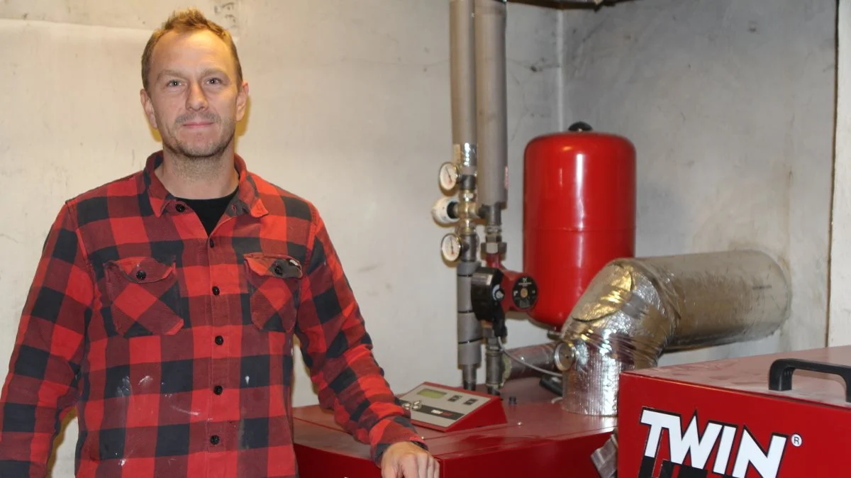 Per Sørensen har haft pillefyr i 11 år, men det er først de seneste to år efter, at han og hustruen investerede i et Twinheat-anlæg, at de er blevet overbeviste, om at det er den helt rigtige løsning for dem. Foto: Line Brusgaard