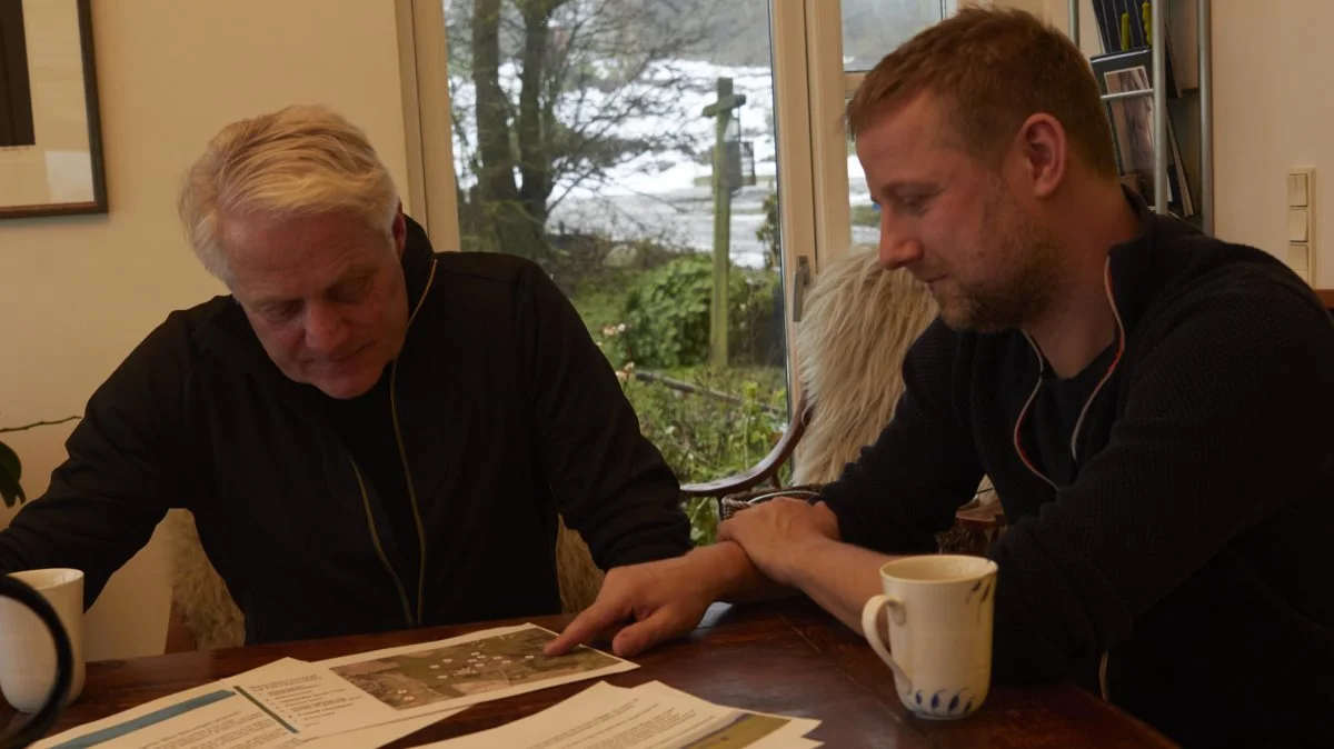 - Vi snakker tit om vores naturtjek og bruger det som baggrund for de tiltag, vi gør herude, fortæller Jørn Madsen, som sammen med sin søn Christian driver Engkildegaard ved Aalborg. Fotos: Tenna Bang