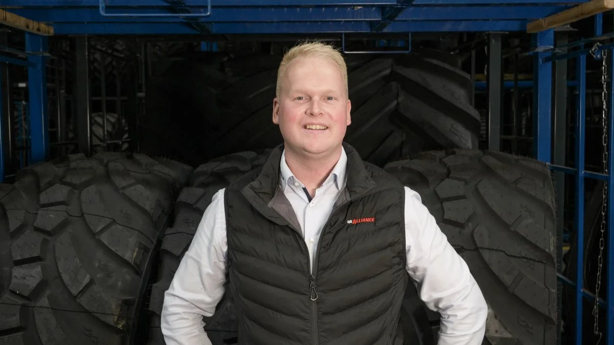 - Vi ser ind i stigende fragtpriser og råvarepriser, og derfor er det dyrere for dækproducenterne at fremstille dæk. Det er det, vi får at vide fra alle de dækproducenter, vi har tæt kontakt til, siger salgschef i NDI Groups landbrugsafdeling, Jakob Scheel Nannberg.