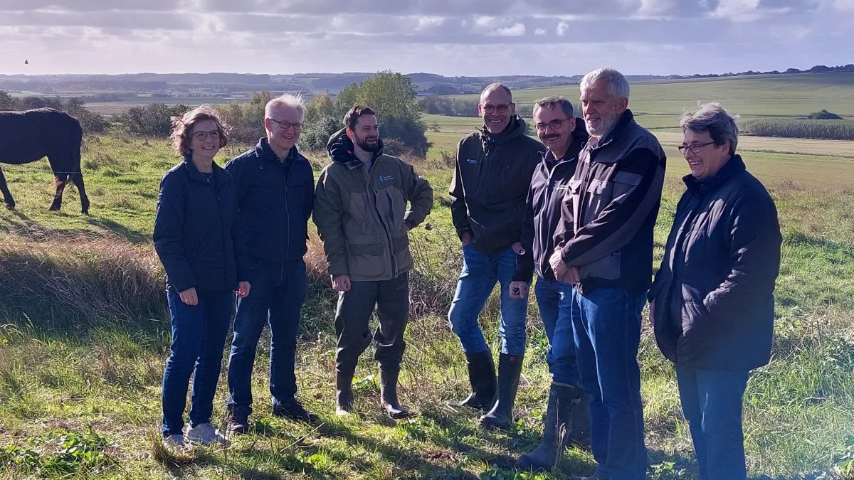 En række af de involverede parter er samlet i ådalen ved Vissing, hvor der i 2023 anlægges et vådområde og et rekreativt naturområde.