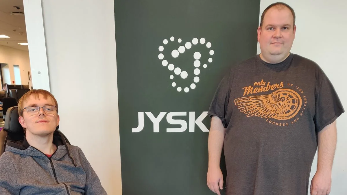 Lars Gammelgaard og Carsten Hansen trives i den grad i deres fleksjobs som IT-konsulenter i supportcentret hos Jysk IT.
