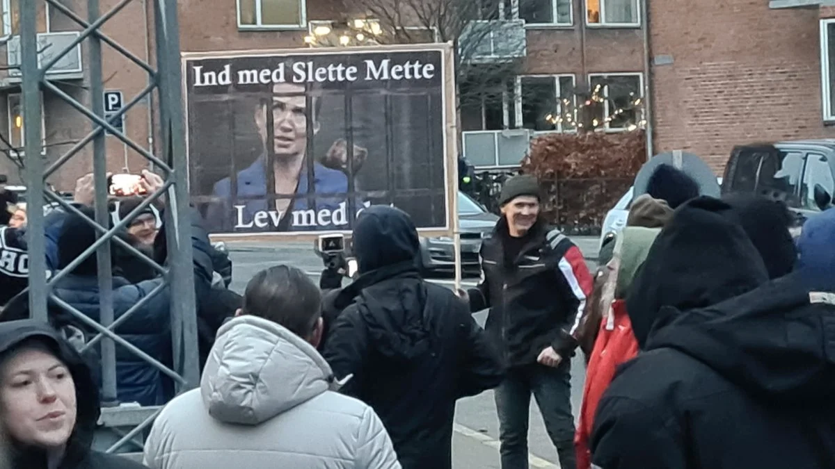 På billedet ses en demonstration i forbindelse med afhøringen af statsminister Mette Frederiksen (S). Beretningen fra kommissionen bliver nu forsinket. Arkivfoto