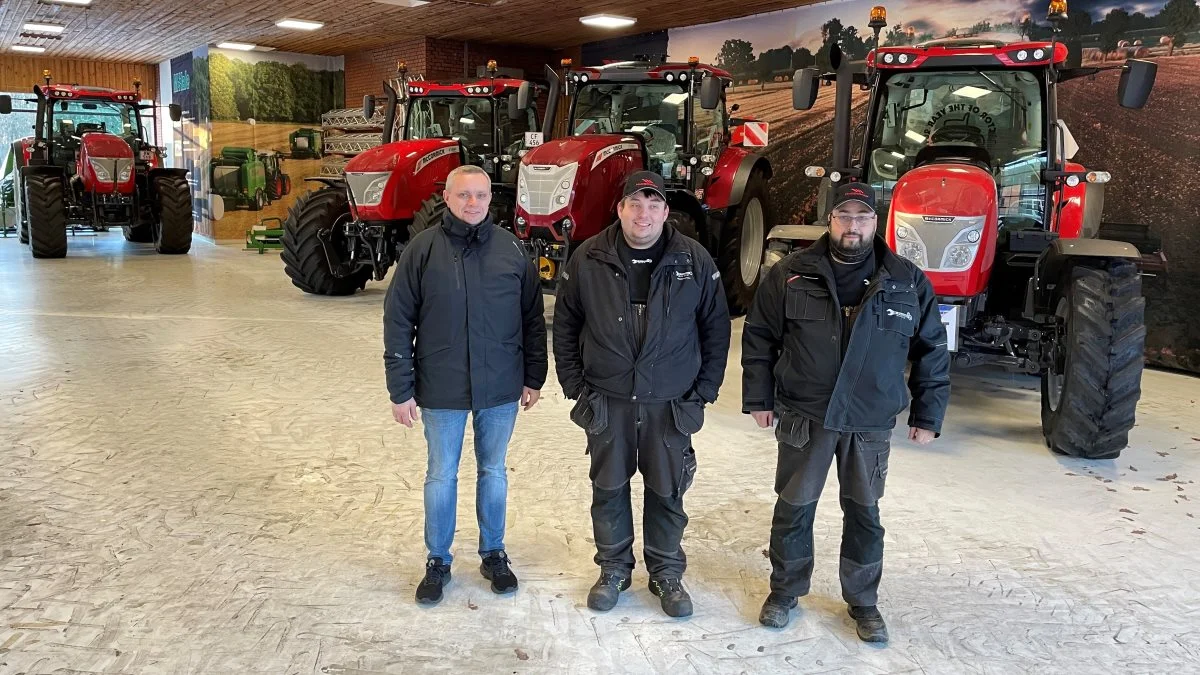Så er den første McCormick-produkttræning gennemført. Fra venstre ses produktspecialist Jakob Kloster Jensen fra Helms TMT-Centret A/S samt indehaver Mogens Poulsen og sælger Søren Damgaard Tøgersen fra M. Poulsen/LØMA ApS. Pressefoto