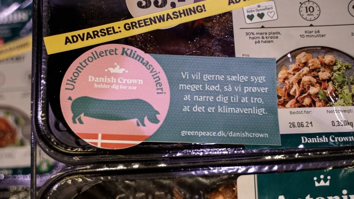 Greenpeace var i sommers på besøg i supermarkeder, hvor de klistrede deres egne mærkater på Danish Crown-produkter. Foto: Greenpeace