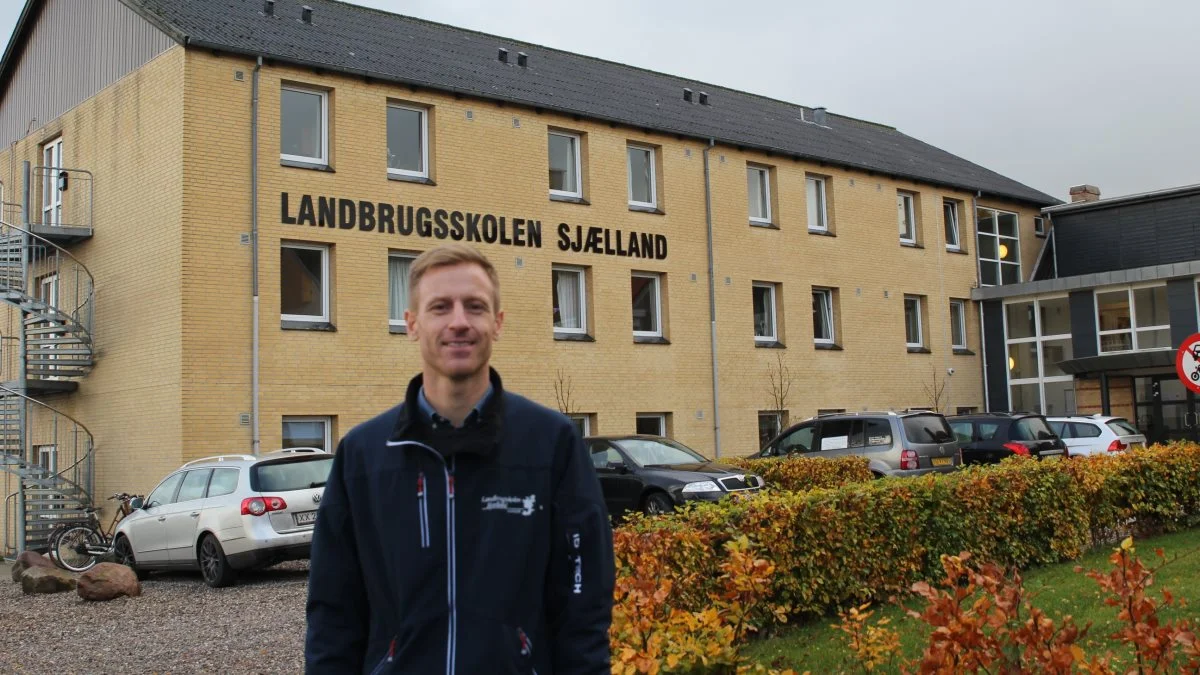 Forstander Henrik Lysemose Jensen fortæller, at man både kan tage hele landbrugsuddannelsen på Landbrugsskolen Sjælland, men samtidig også kan påbegynde dyrepasseruddannelsen på skolen. Foto: Jesper Hallgren