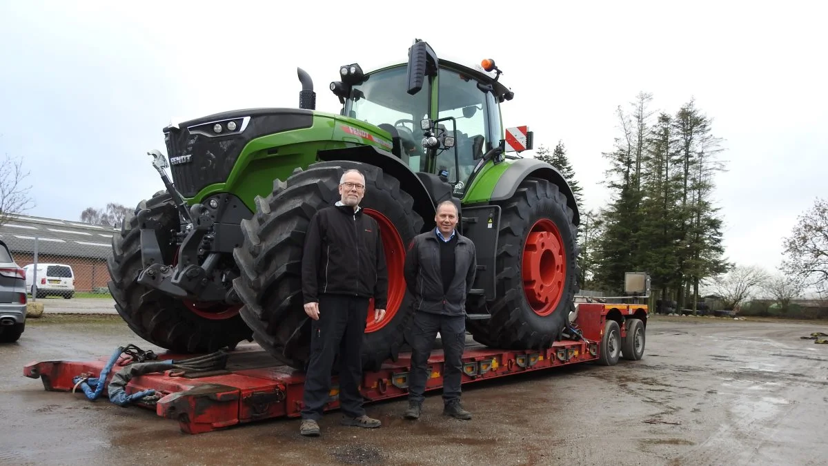 John Madsen A/S har fra årsskiftet overtaget forhandlingen af Fendt Full-Line. 
Fra venstre John Madsen og sælger Michael Hansen. Fotos: Frede Ottosen.