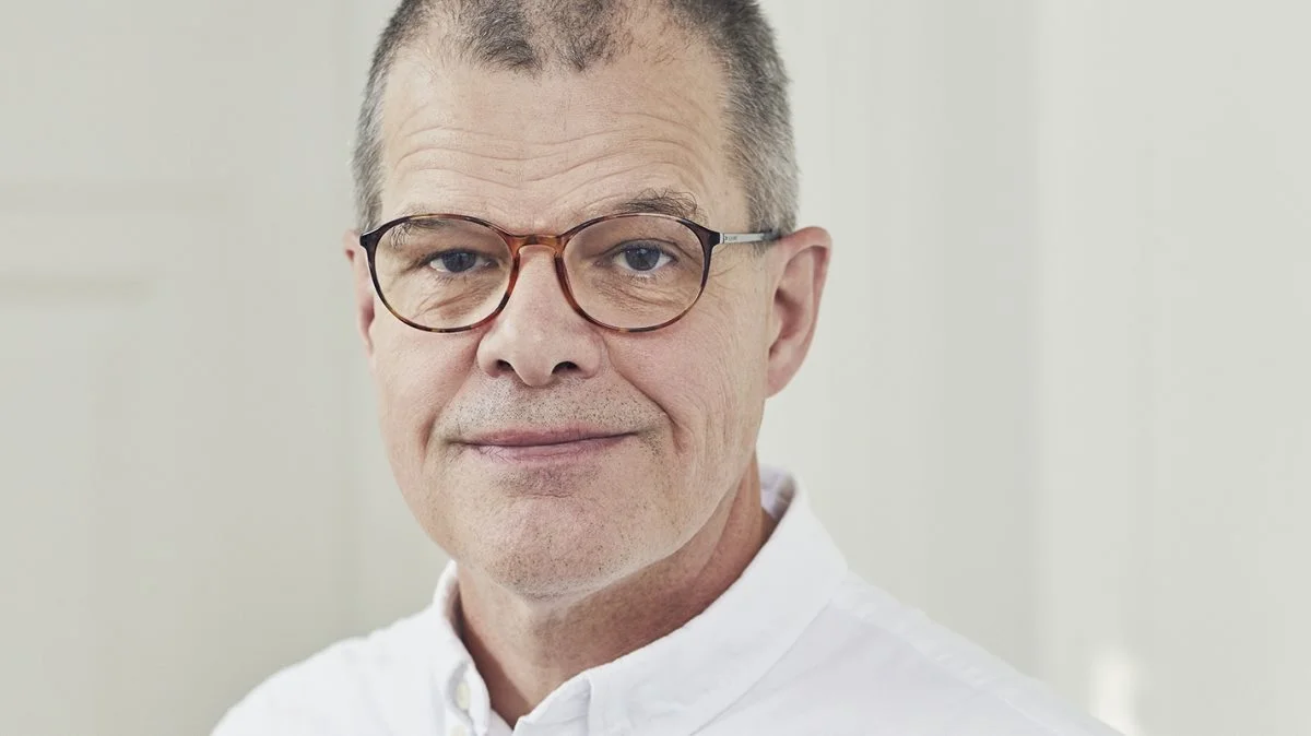 I en samtale omtalte Kåre Mølbak minkbranchen som »en branche der ikke arbejder med. Nogle kræfter i de foreninger tænker meget kortsigtet. Kan ikke begrunde nye hvalpe midt i en pandemi. Zoonose (smitte mellem mennesker og dyr, red.) har muteret i mink«.