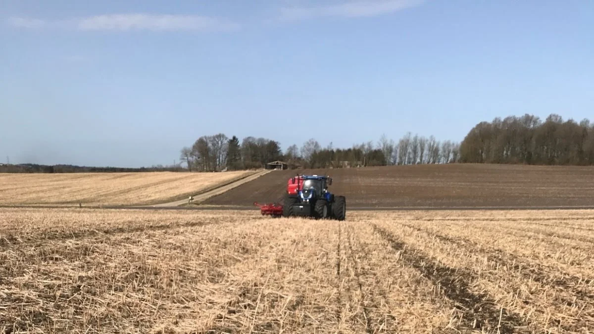 Foreningen for reduceret jordbearbejdning i Danmark er ikke begejstrede for udsigterne til en CO2-afgift i landbruget, men kommer afgiften, vil deres medlemmer være bedre stillet. De pløjefri landmænd har nemlig udsigt til en negativ afgift, fordi de lagrer kulstof i jorden fremfor at udlede det. Arkivfoto