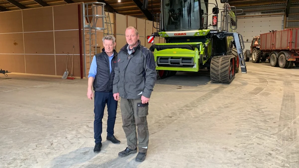 Gårdejer Peter Jonasson (th.), Bøgholt, har indgået aftale med Danish Agro om dyrkning af ærter til deres kyllingefoderfabrik i Skamby - her sammen med. Michael Lorentzen, Danish Agro. Fotos: Nordic Seed