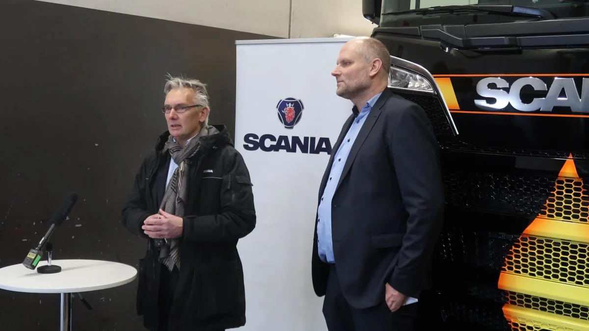 Salgsdirektør i Scania, Anton Freiesleben (tv) og medejer af Emmelev, Morten Simonsen (th), ser begge diesellastbilerne som et glimrende eksempel på hjælp til den grønne omstilling.