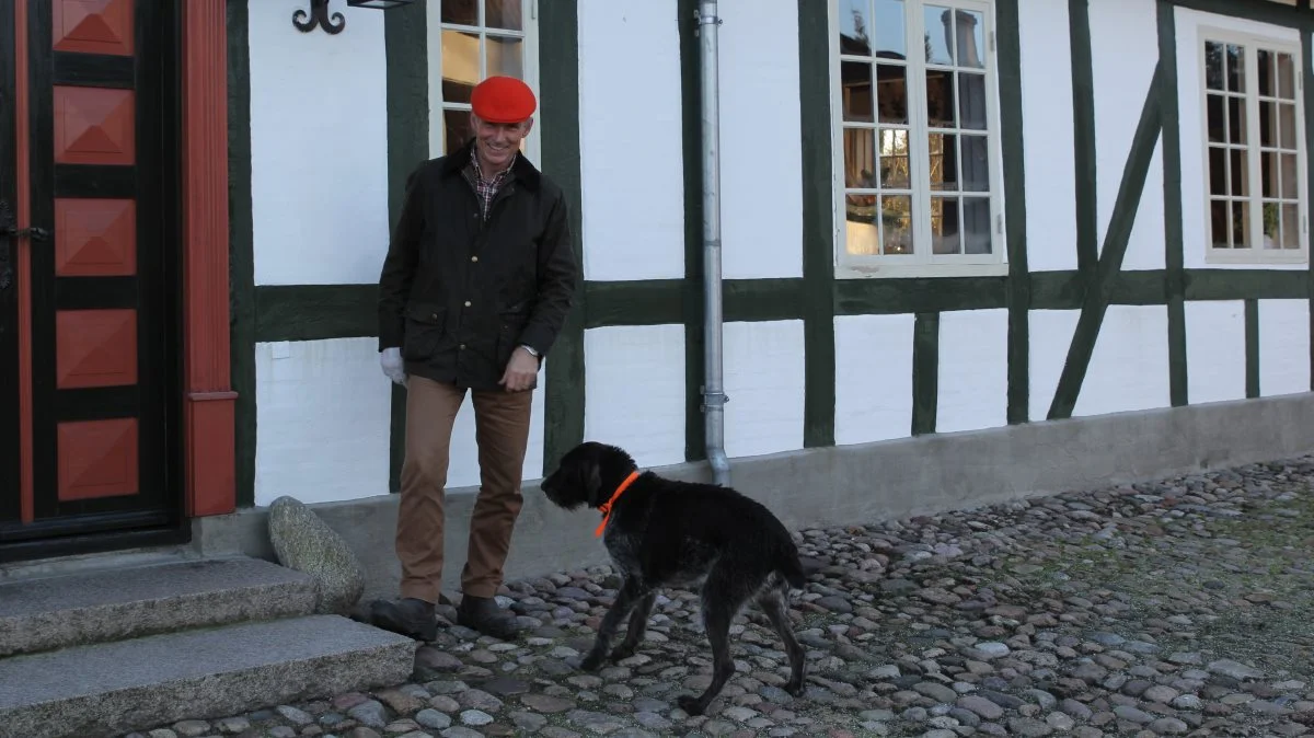 Hans Frederik Larsen, Barløsegaard lader halmen tilbage på marken efter høst, og ser mange fordele. Fotos: Henriette Lemvig