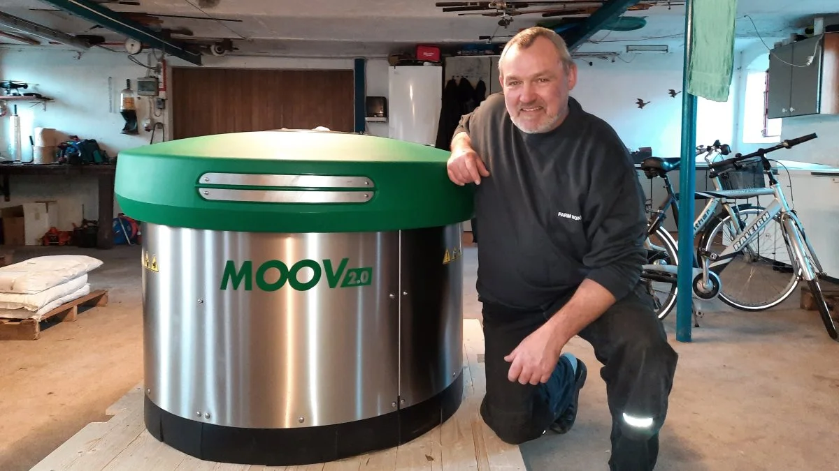 Jens Frøsig ved den nye forbedrede MOOV 2.0-foderskubber fra hollandske JOZ, som han er dansk importør og forhandler af. Foto: John Ankersen