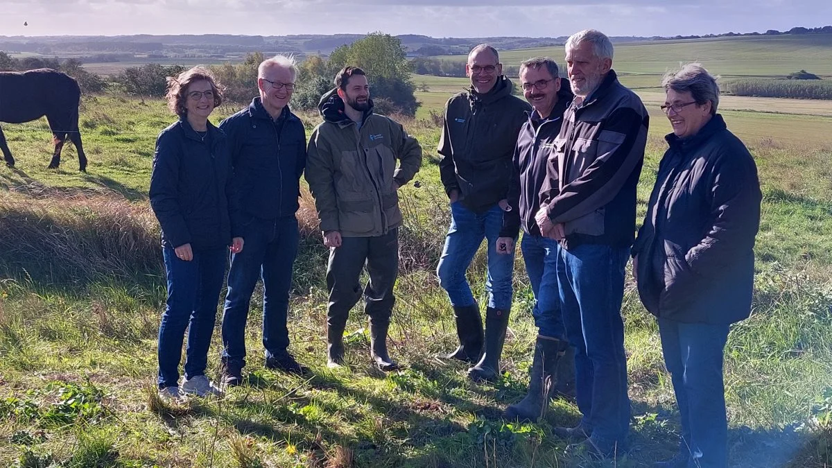 En række af de involverede parter er samlet i ådalen ved Vissing, hvor der i 2023 anlægges et vådområde og et rekreativt naturområde. Yderst til venstre ses Hanne og Poul Østergaard, som var den sidste brik, der fik puslespillet til at gå op.