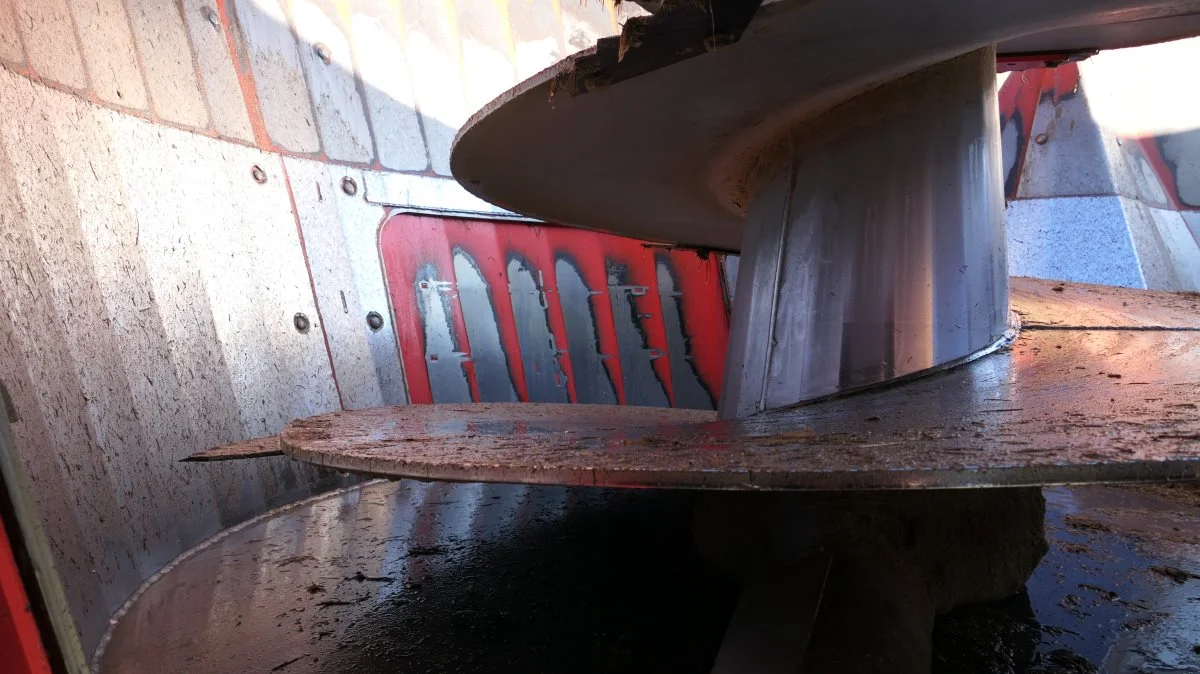 Sneglevindinger og blandekarrets sider op i 0,8 meters højde består på KUHN Euromix 45.3 CVT af K-NOX stål, som er et særligt slidstærkt rustfrit materiale. Målinger på sneglevindingen på Lars Kristensens gamle vogn viste et slid efter tre års dagligt brug på blot 0,45 millimeter på de 15 millimeter tykke sneglevindinger i det hårde K-NOX stål.