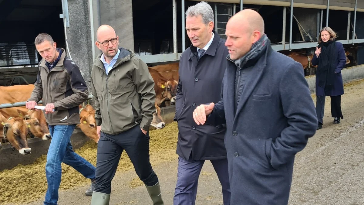 2021 bød på en række besøg hos landmænd for fødevareministeren. Her ses han sammen med Søren Madsen (tv.), direktør i Nature Energy, Ole Hvelplund og borgmester i Vordingborg, Mikael Smed. Foto: Henning Andersen