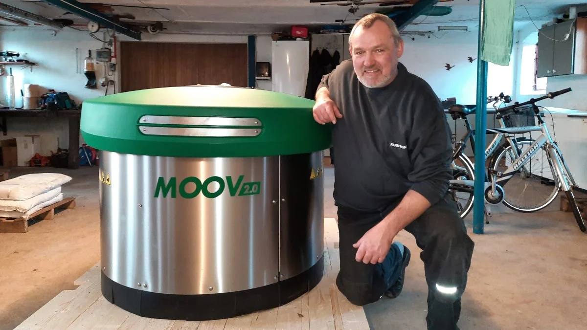 Jens Frøsig ved den nye forbedrede MOOV 2.0 foderskubber fra hollandske JOZ, som han er dansk importør og forhandler af. Foto: John Ankersen
