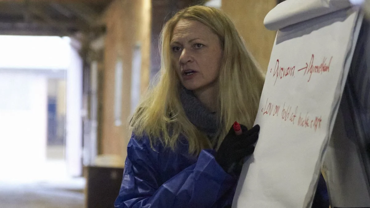 - Hvis du har en ko, hvor du tænker, at hun er da okay efter ti eller otte dage, må du gerne lukke hende ud. Du må også holde hende derinde i 21 dage, det bestemmer du selv. Det eneste, du skal tænke på, når du lukker den her ko ud, er, om hun er klar til, at Fødevarestyrelsen kommer på besøg i morgen? Det forklarede Vibeke Fladkjær Nielsen, Seges, til det kommende lovkrav om, at nykælvere skal have én ædeplads pr. ko.