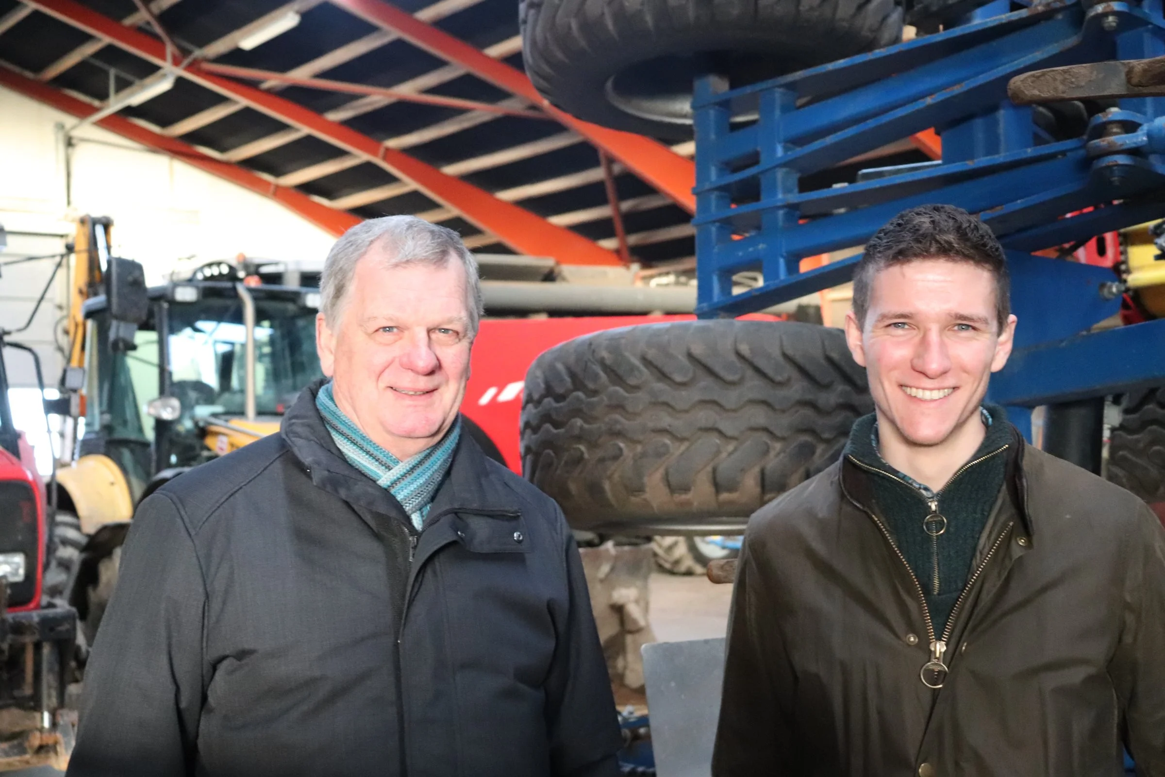 Asbjørn (til højre) og Hans de Neergaard i maskinhuset på Vindumovergaard. Bortset fra gylleudbringning løser de selv alle opgaver i driften af de 480 hektar planteavl. Fotos: Jørgen P. Jensen