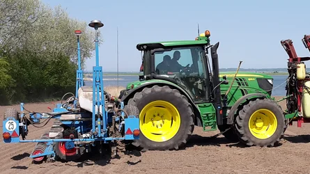 Zink er godt for spiring og roddannelse. Kobber er vigtigt for plantens forsvar og afgiftning, når den f.eks. bliver stresset. Så det kan man også overveje, råder Flex Fertilizer System.