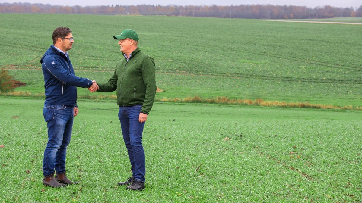 Yara og Lantmännen indgår som de første en kommerciel aftale, der bringer fossilfri gødning på markedet. Det er Hans Larsson, commercial director for Yara Sverige (tv), og Torbjörn Wahlström, market manager arable inputs, agriculture sector hos Lantmännen, der har underskrev kontrakten. Foto: Mårten Svensson