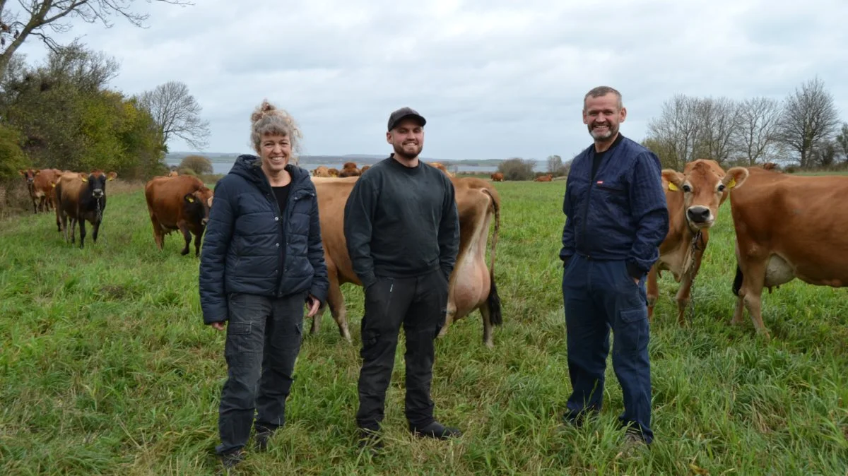 De første, der søger finansiering via den nye crowdfundingselskab InGreen AgroFunding, er landmand Laust Longfors Hansen og hans forældre Karin Longfors og Bjarne Hansen (th.) fra Lyø. De er i gang med et generationsskifte af gården og har bygget en ny løsdriftsstald, som de nu håber delvist at kunne finansiere et lån på én million kroner via InGreen AgroFunding. Foto: Lene Terkelsen/Sammenslutningen af Danske Småøer
