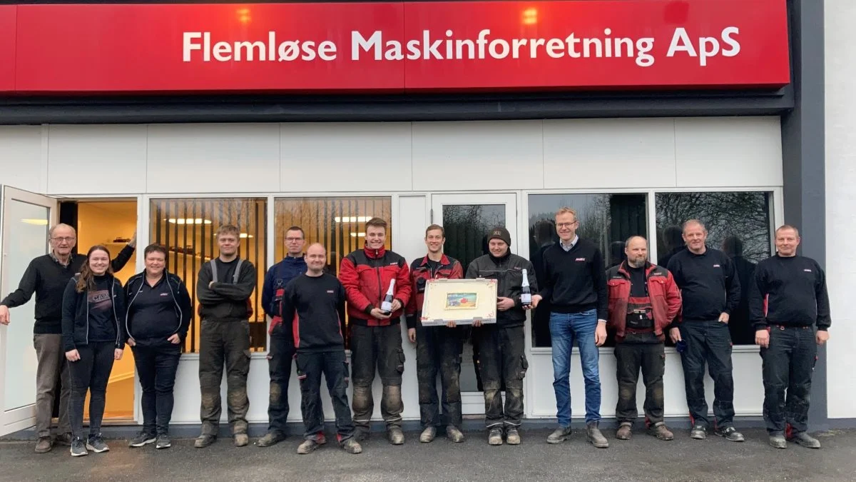Det nye år er skudt godt i gang hos Flemløse Maskinforretning. Her kunne maskinhandler Martin Andersen (nr. 4 fra højre) byde alle ansatte på kage og champagne for at fejre, at Case IH Puma 240 CVX igen i 2021 blev den mest solgte traktormodel i Danmark. Fotos: Flemløse Maskinforretning