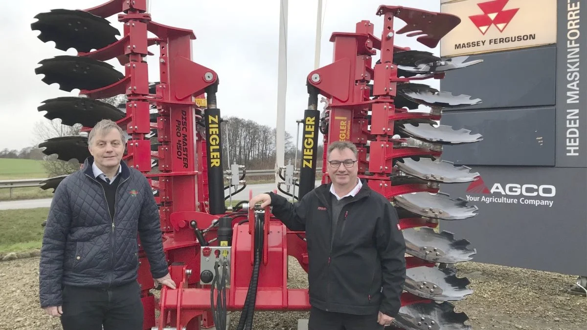 Direktør Lars S. Kristiansen (tv) sammen med Ziegler’s danske repræsentant, Allan Kristiansen, foran Heden Maskinforretnings nye forhandling af redskaber og høstudstyr fra den sydtyske producent. Foto: Søren Bertelsen, Heden Maskinforretning