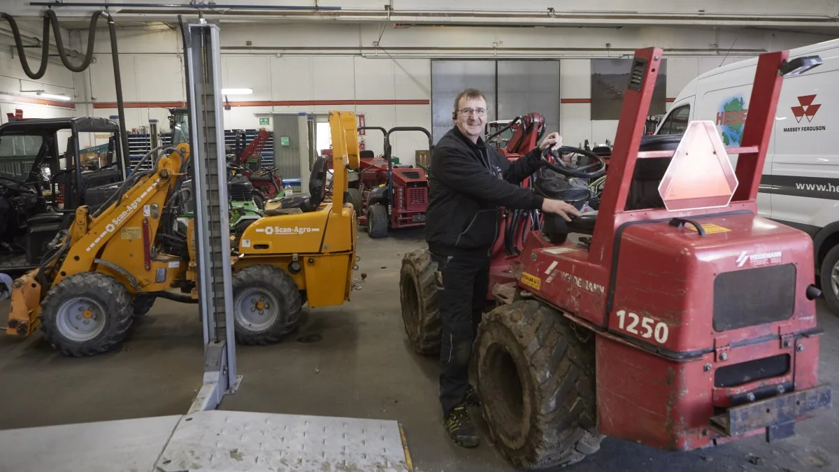 Med Heden Maskinforretnings udvidelse på entreprenørfronten kan værkfører Keld Mikkelsen og de tre faste medarbejdere i afdelingen for have- og parkmaskiner se frem til et endnu højere aktivitetsniveau. Foto: Erik Hansen 