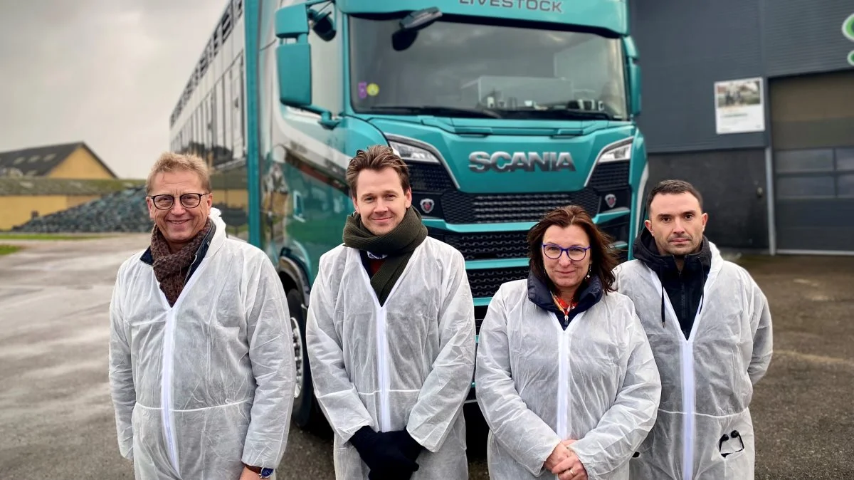 I efteråret 2021 var EU-Parlamentets specialudvalg for dyretransport på besøg hos Asger Christensen (længst til venstre), anført af udvalgsformand Tilly Metz (nummer tre fra venstre).