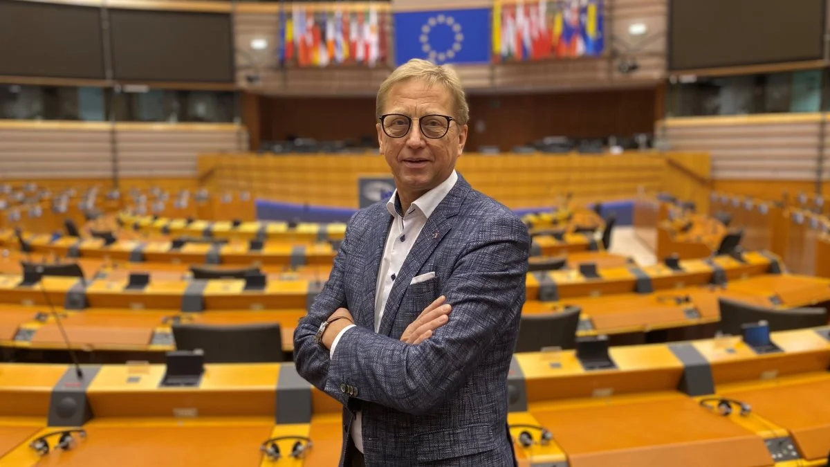 Det kan få meget alvorlige følger for danske landmænd, hvis en række forslag fra venstrefløjen omkring dyretransporter bliver vedtaget torsdag, mener EU-parlamentariker Asger Christensen, der her ses i EU-parlamentets plenarsal, hvor afstemningerne foregår på torsdag. 