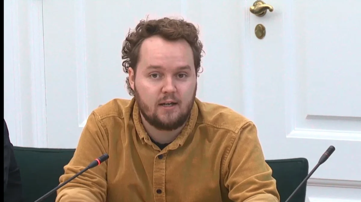 - Tiden er kommet til at lave seriøst indgribende lovgivning, der begrænser brugen af sprøjtegifte i Danmark, lyder det fra SF's miljøordfører Carl Valentin. 