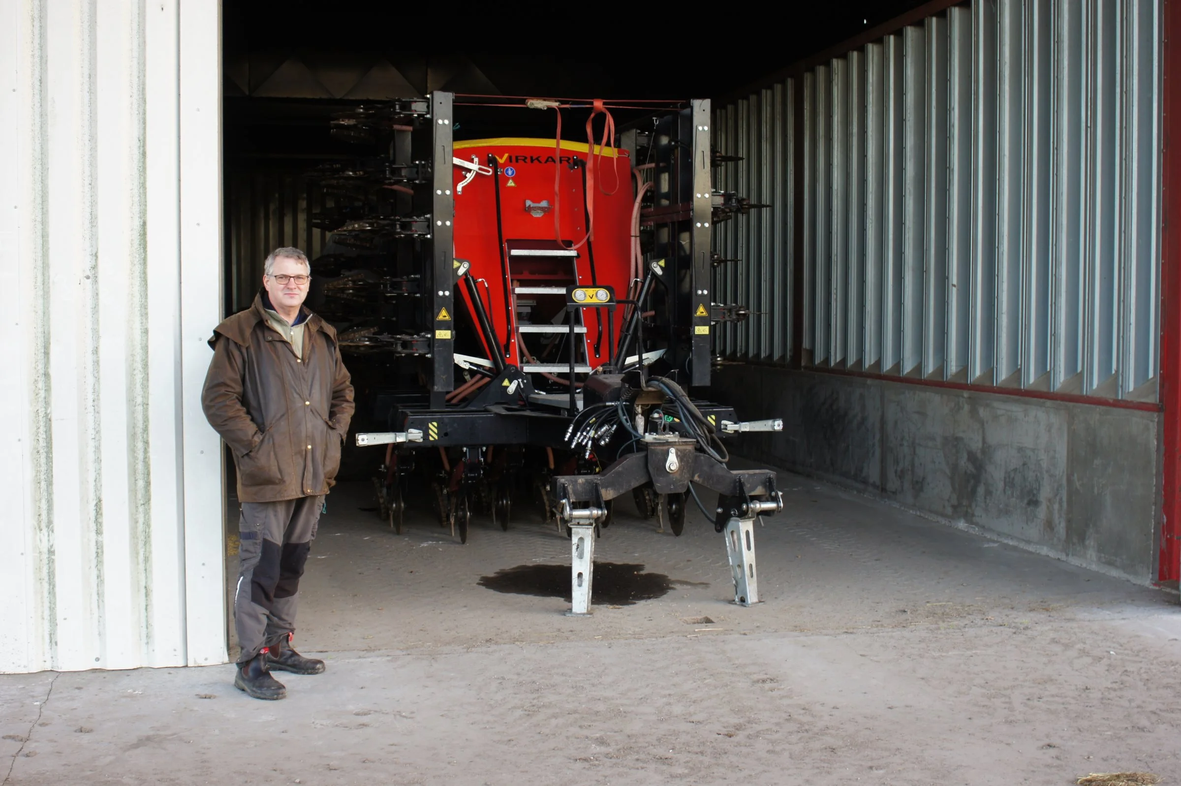 Knud Bay-Smidt foran Virkar Dynamic-såmaskinen, som han købte direkte fra fabrikken i Spanien. Siden er Dansk Maskincenter blevet importør. Foto: Kasper Stougård