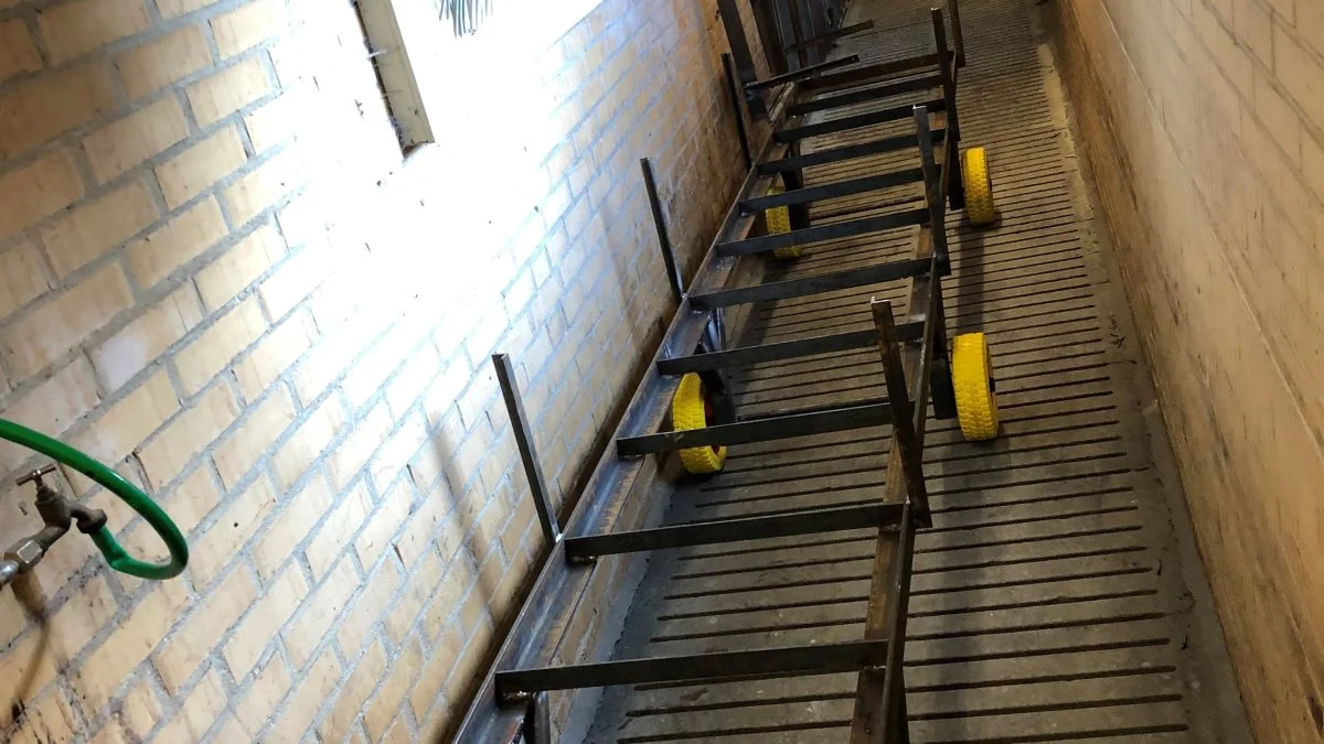 Henri Pit fra HP Maskinservice i Frørup har lavet førte prototype på et behandlingsstativ, hvor gulvet er løftet en halv meter, hvilket får grisene op i cirka 85 centimeters arbejdshøjde.