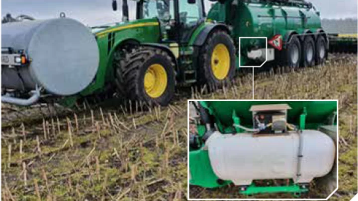 Instinct-pumpen er her optimalt monteret på et beslag på rammen under gylletanken. Landmanden har valgt at sætte en hætte hen over pumpen, fordi traktorhjulene afsætter en del pladder i denne region. Pumpen betjenes fra føresædet med en Bluetooth-styret mobil enhed.