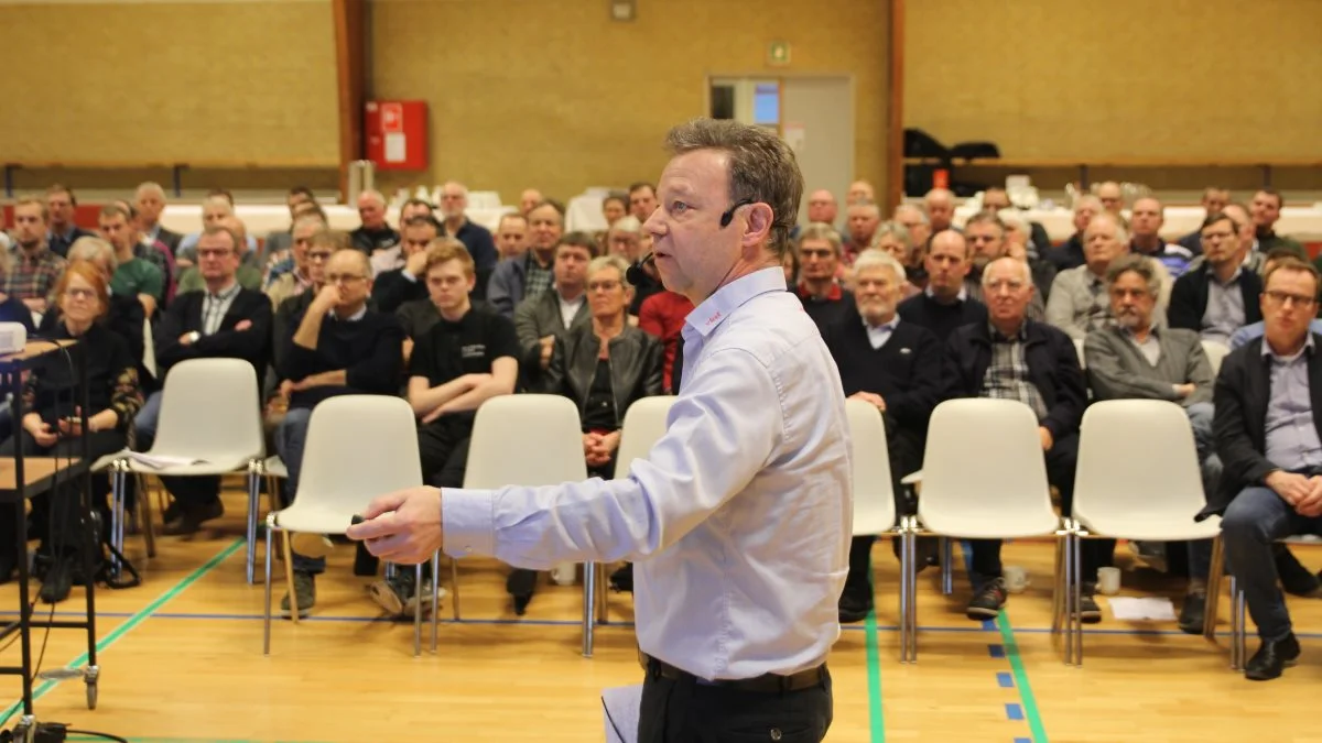 VKST har gennem flere år holdt vinterfaglige møder. Her er Karl-Åge Hornshøj Poulsen, ejendomsrådgiver i VKST, på »scenen« under et møde i Gørlev-Hallen for to år siden. I år foregår det som webinarer. Foto: Jesper Hallgren