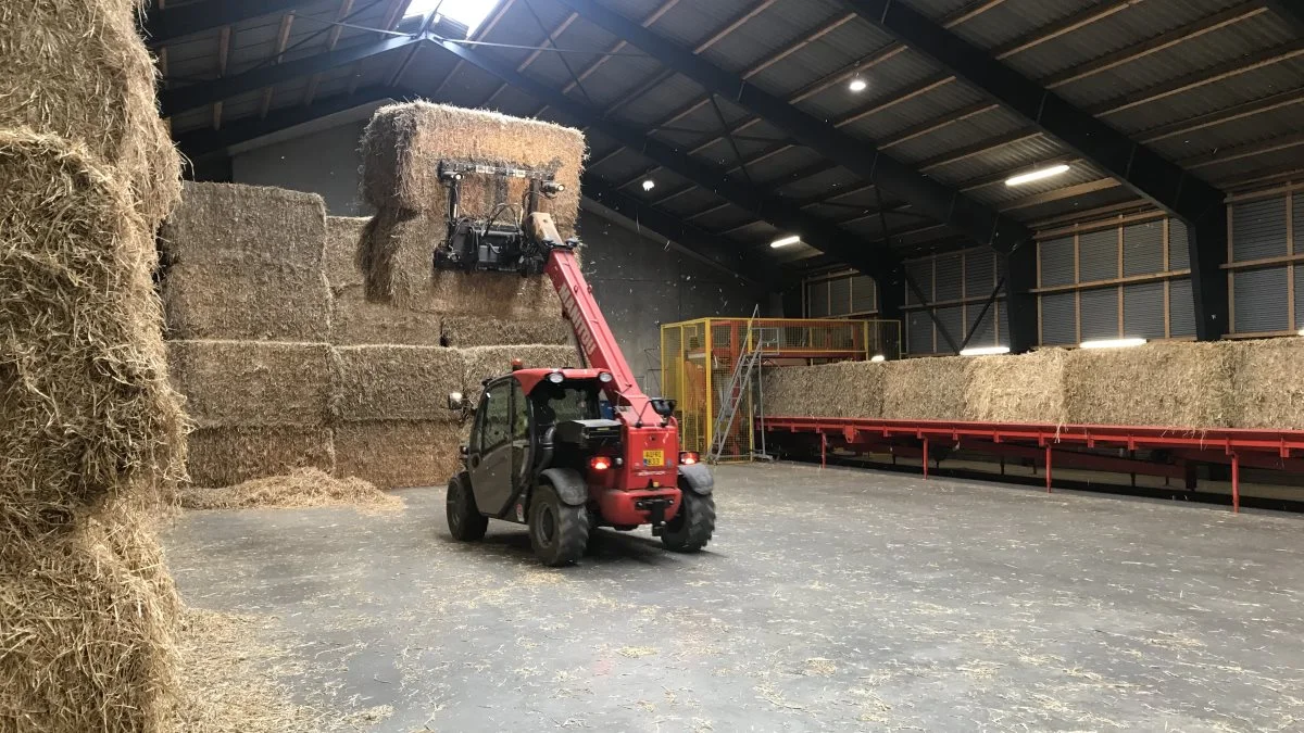 Halmen her bliver brugt til at producere varme hos Nordals Fjernvarmeværk. Foto: Danske Halmleverandører