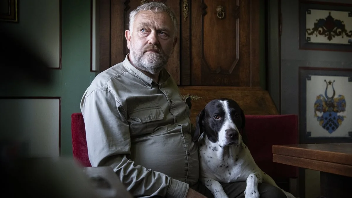 Stig Benzon med den ene af sine to hunde af racen Gammel dansk hønsehund.