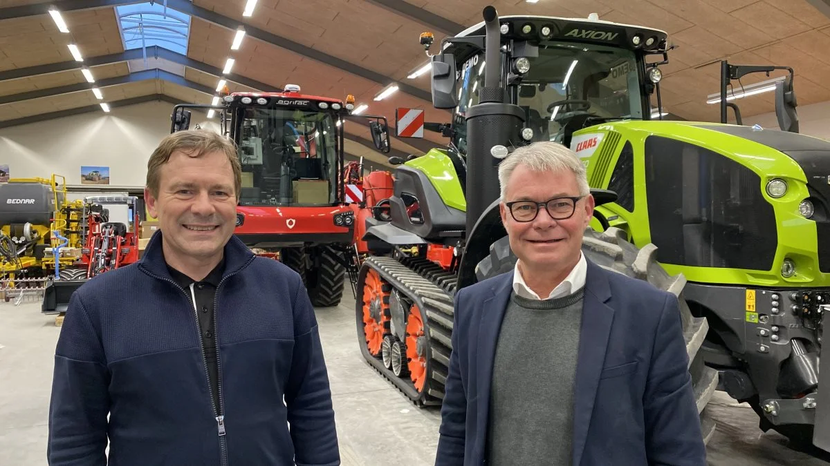 Røstofte Maskiner A/S med afdelinger i Mern på Sydsjælland, Sakskøbing på Lolland, Mørkøv i Nordvestsjælland, har pr. 1. januar overtaget samtlige aktiviteter i Nexø Smede- & Maskinforretning, herunder Claas-forhandlingen og bliver dermed eneforhandler af Claas’ store maskinprogram øst for Storebælt. På billedet ses maskinhandler Dann Nielsen (tv) sammen med Michael Husfeldt, administrerende direktør i Danish Agro Machinery. Foto: Per Jørgensen