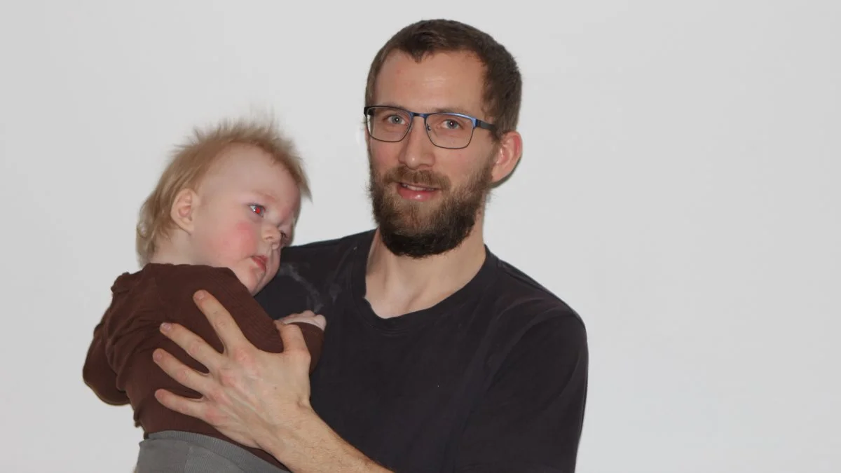 For Troels Bang Andersen, der her står med sønnen Theodor på armen, har der seneste to år været nok at se til. Først skulle han etableres som selvstændig og finde sin nye rolle som ejerleder – dernæst blev han far til en for tidligt født søn, og derfor kræver det familiemæssige ekstra fokus. Foto: Line Brusgaard