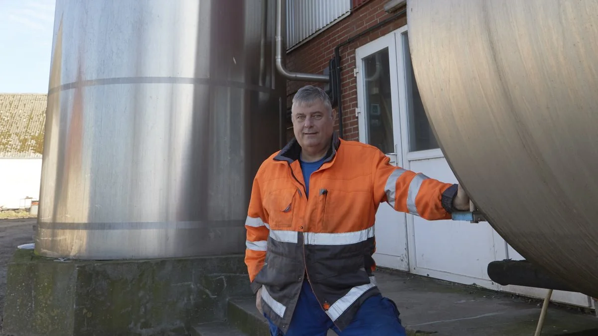 Bent Juul Sørensen, Dunkærgård på Ærø, må nu lukke sin mælkeproduktion og dermed øens største malkekvægsbesætning på 475 jerseykøer. Foto: Erik Hansen