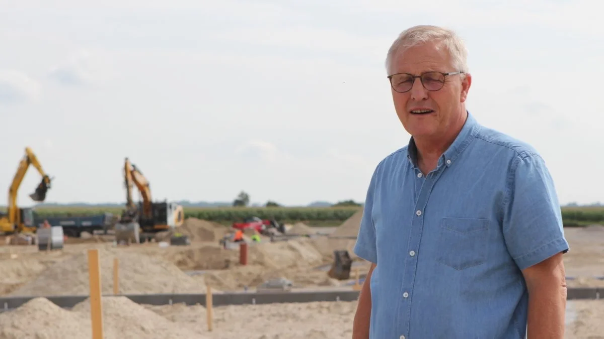 Himmerlandskøds direktør Lars Andersen foran byggepladsen til det nye slagteri knipset i august 2021. Foto: Christian Carus.