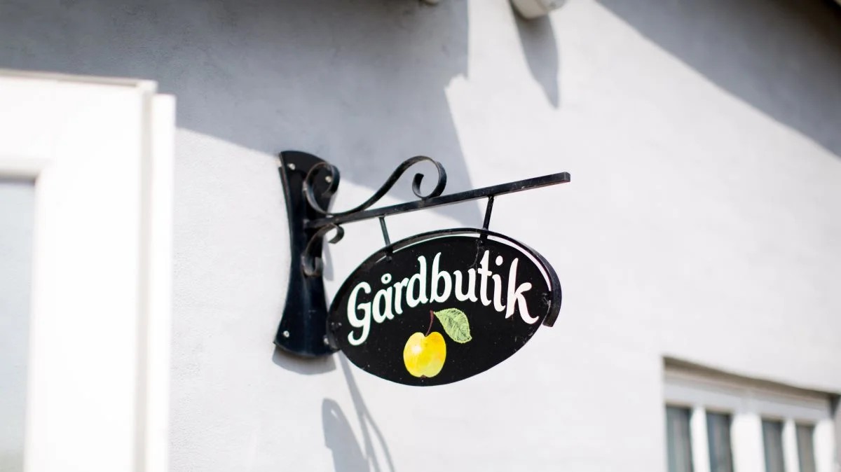 Besøg den 18 hektar store Nybro frugtplantage, og kom hjem med den skønneste most, og friske æbler og pærer. I løbet af sommerhalvåret er det muligt at plukke selv, og hvert år laves der masser af aktiviteter for store og små. Deltag for eksempel i skattejagten på dagens guldæble, når høsten skal i hus.

 