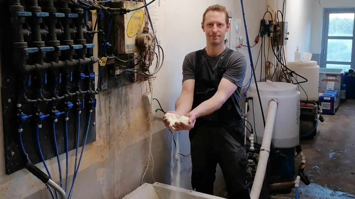 - Det skal gerne ende ud i, at jeg finder frem til en ekstra god mælk, som grisene skal have i starten, hvorefter vi kan gå over på en billigere mælk med mere fokus på fibre, inden grisene til sidst enzymtrænes før fravænning, fortæller Søren Hansen.