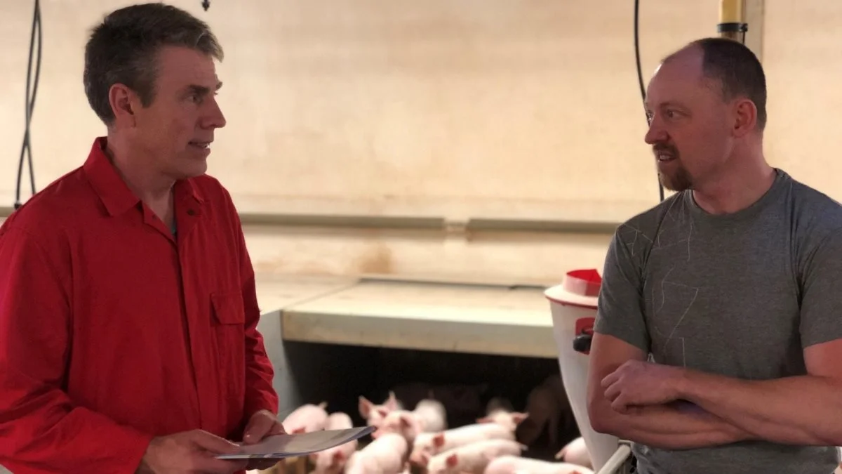 - Smagen af zink er ikke ligefrem med til at øge foderoptagelsen, og derfor var vi meget motiveret for at komme i gang med at køre 100 procent zinkfri, lyder det fra Søren Laursen, der her er i snak med Brian Agerbo, der er salgschef i Vestjyllands Andel.
