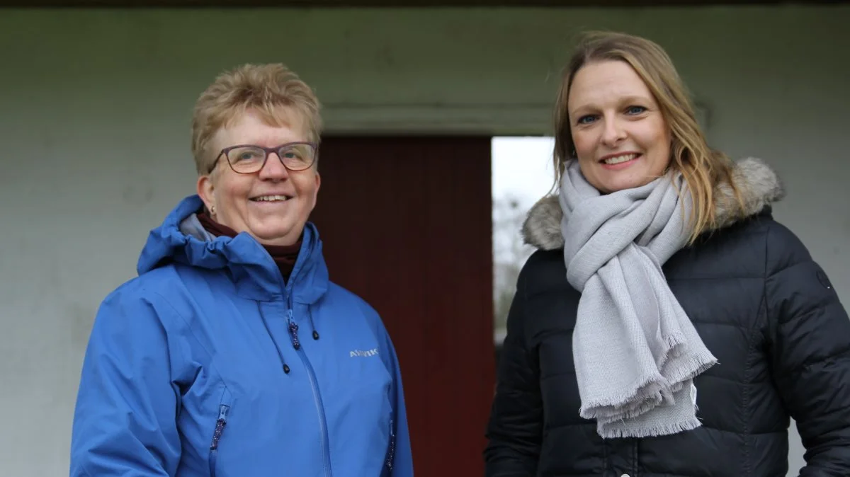 I små 20 år har Marianne Neumann (tv) været en del af Det Fynske Dyrskue. Fremover får hun hjælp af Vicki Bang (th), der med tiden skal overtage rollen som praktisk gris på dyrskuet. Fotos: Henriette Lemvig